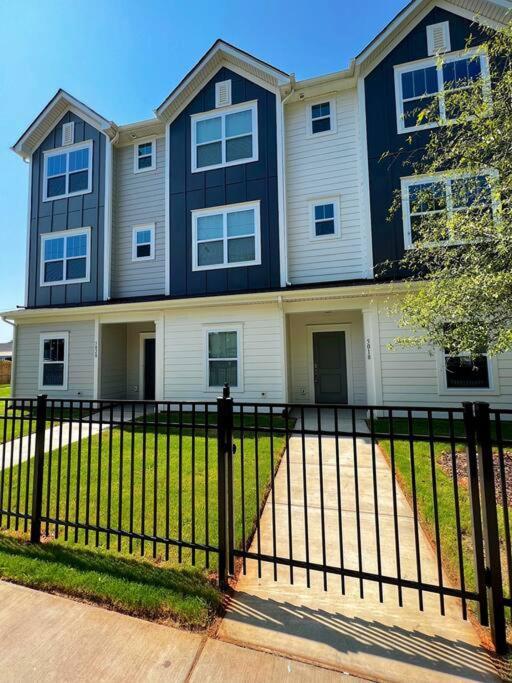 Brand New Build 10 Min- Uptown Villa Charlotte Exterior foto